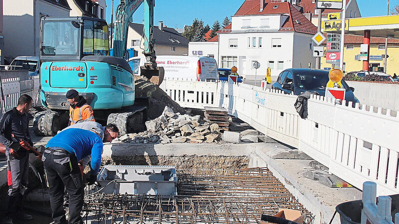 Der neue Beton muss noch drei bis vier Wochen aushärten. Die Ittlinger Straße muss solange teilweise gesperrt bleiben.