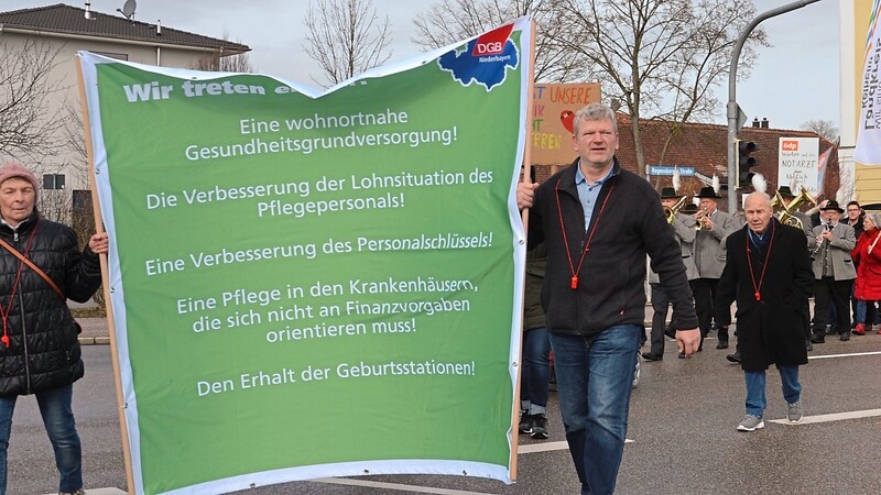Mehr als 100 Teilnehmer schlossen sich dem Demonstrationszug des Aktionsbündnisses Ende Februar von der Ilmtalklinik in Richtung Mainburger Innenstadt an.