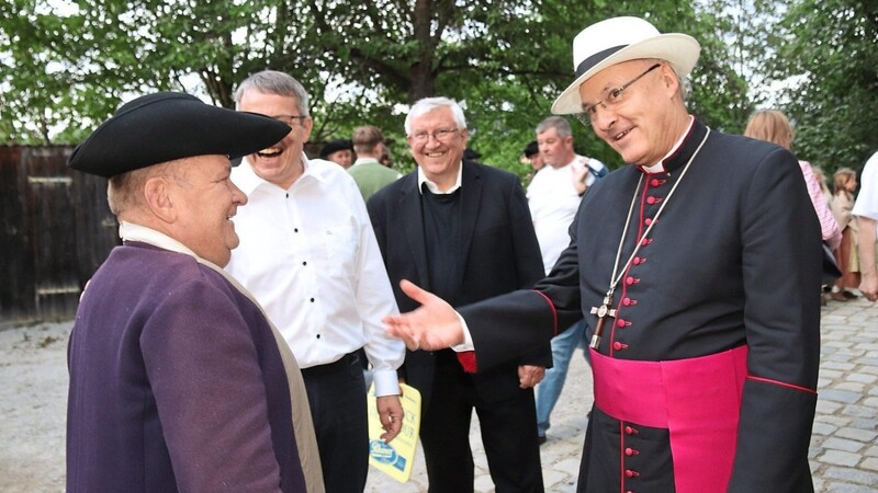 Die Freude war groß: Bischof Rudolf Voderholzer besuchte am Donnerstag das Trenckspiel. Er nahm sich auch die Zeit, hinter die Kulissen zu schauen und mit den Darstellern zu plaudern.