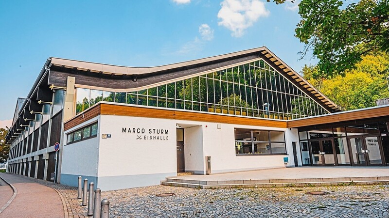 Nur eine von vielen freiwilligen Leistung der Stadt Dingolfing ist die Marco-Sturm-Eishalle.