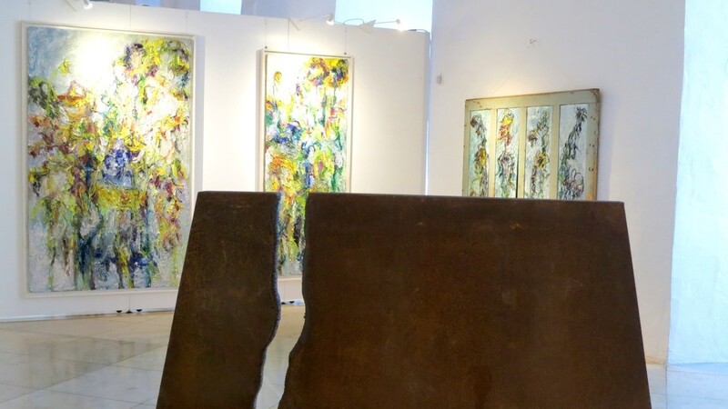 Der zweigeteilte Stahlblock von Anton Kerscher aus der Serie "Klimawandel" wird vor Iris Schaarschmidts pastoser Malerei in Szene gesetzt.