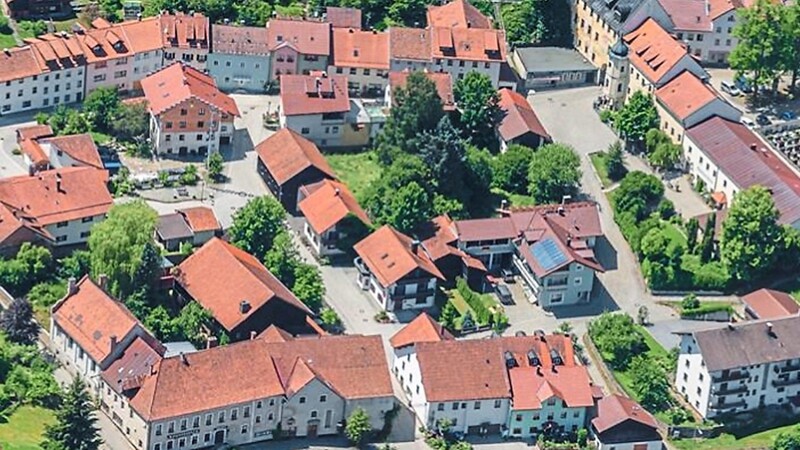 Luftbildaufnahme vom Klostertrakt: Das gelbe Gebäude (oben re.) mit dem angebauten kleinen Gebäude ist das "Obere Schulhaus".