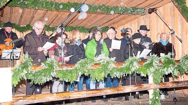Beim traditionellen Stadtratssingen tragen die Landshuter Stadträte den Christkindlmarktbesuchern Weihnachtslieder vor.