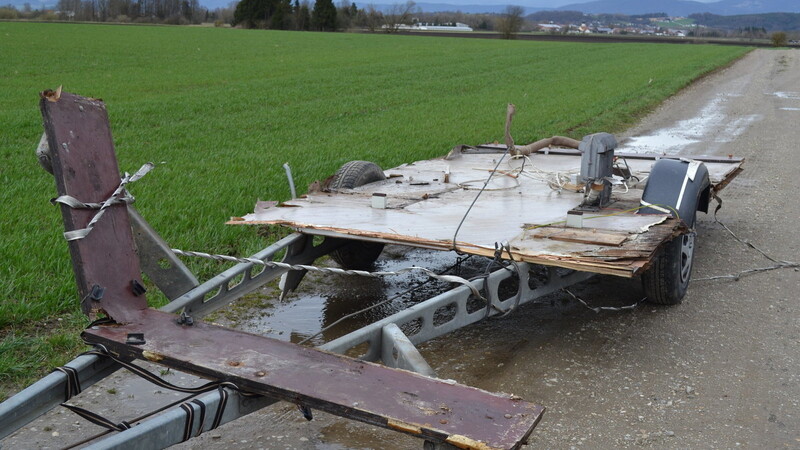 Nur die Bodenplatte des Wohnwagens war noch mit der Achse verbunden. (Foto: Regensperger)