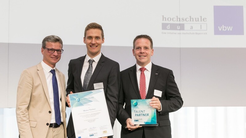 Preisträger Michael Käsbauer (Absolvent der TH Deggendorf) mit Staatssekretär Sibler (links) und Unternehmensvertreter Stephan Steinberger (Zollner Elektronik AG).