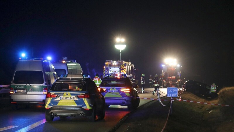 Zwei Polizisten sind am späten Dienstagabend bei einer Unfallaufnahme auf der A6 bei Amberg von einem Auto erfasst worden.