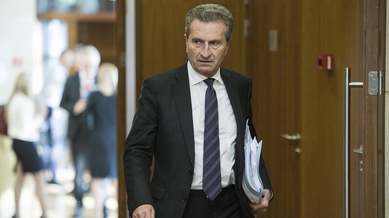 EU-Haushaltskommissar Günther Oettinger kommt zu einem Treffen von EU-Kommissionsmitgliedern zur Vorstellung der EU-Finanzplanung für den Zeitraum 2021 bis Ende 2027 im EU-Hauptquartier. Deutschland und die anderen EU-Staaten sollen nach Plänen von EU-Kommissar Oettinger künftig deutlich mehr Geld in den europäischen Gemeinschaftshaushalt einzahlen.