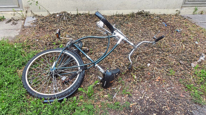 (Nicht nur) in den Radständern werden häufig kaputte Fahrräder zurückgelassen. Einmal im Jahr entfernt sie die Stadt im Rahmen einer Schrottradaktion.