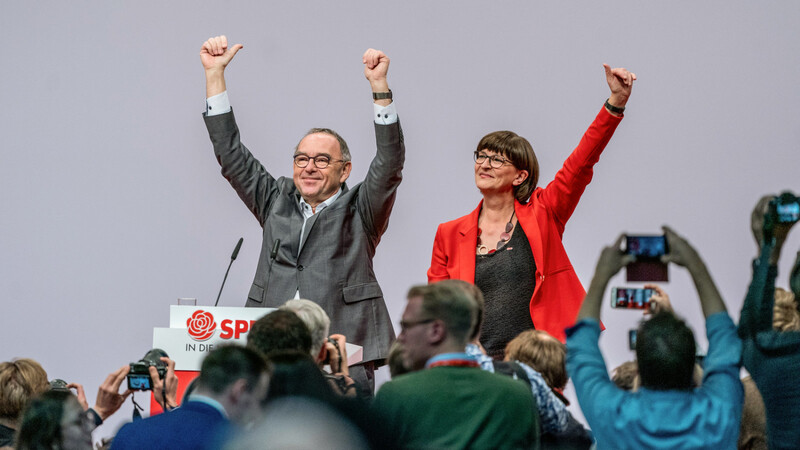 Norbert Walter-Borjans und Saskia Esken jubeln über ihre Wahlergebnisse.