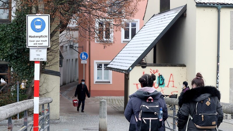 Nachdem in Rosenheim die Inzidenz am Montag fünf Tage hintereinander unter 150 lag, hat man dort die Maskenpflicht in der Innenstadt aufgehoben. In Landshut will OB Putz diesbezüglich noch abwarten und beobachten.
