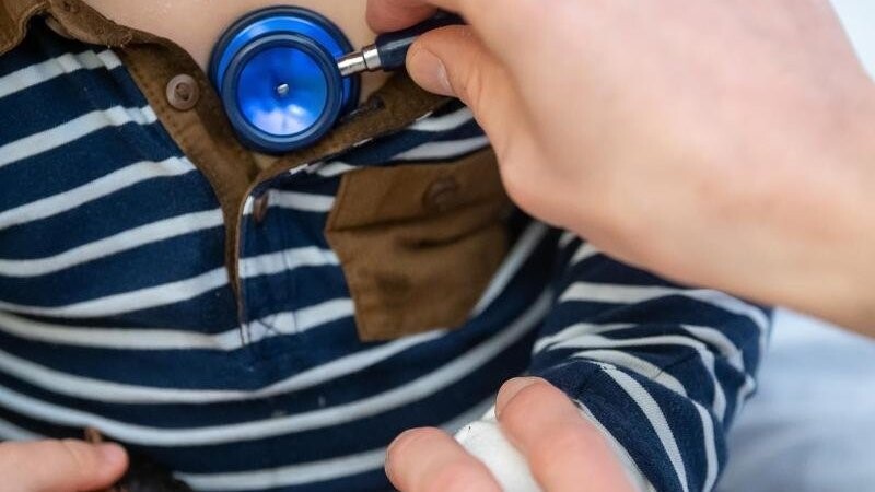Ein Arzt untersucht ein Kind mit einem Stethoskop. Auffallend viele Kinder machen seit einigen Wochen Atemwegsinfekte durch, die eigentlich erst in den Wintermonaten zu erwarten sind. Betroffen seien vor allem unter Sechsjährige.