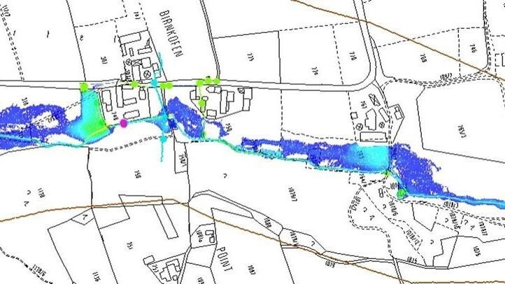 Die Karte zeigt, wo sich bei einem Starkregenereignis Wasser sammeln würde. Dort wo viel Grün, Gelb und Rot zu sehen ist, wollen die Planer durch entsprechende Maßnahmen Rückhalteflächen schaffen, um den Ort Birnkofen zu schützen.