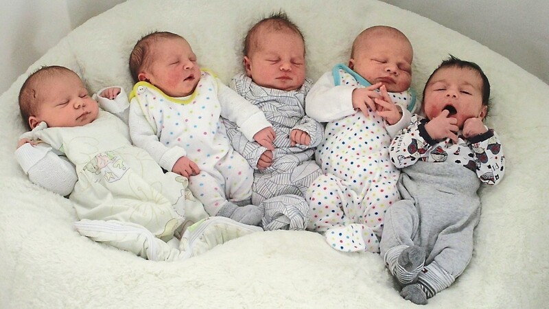 Fünf der sechs Babys, die am 2.2.2022, dem Tag mit dem Schnapszahl-Datum, in der Geburtshilfe am Krankenhaus Vilsbiburg das Licht der Welt erblickten.