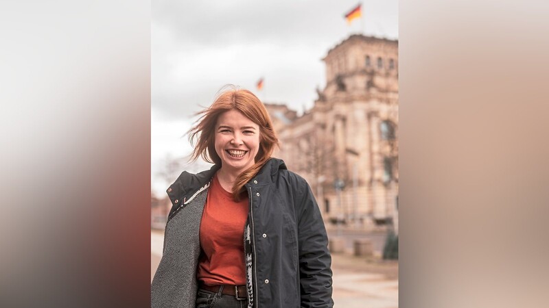 MdB Marlene Schönberger (Bündnis 90/Grüne) vor dem Berliner Reichstag.
