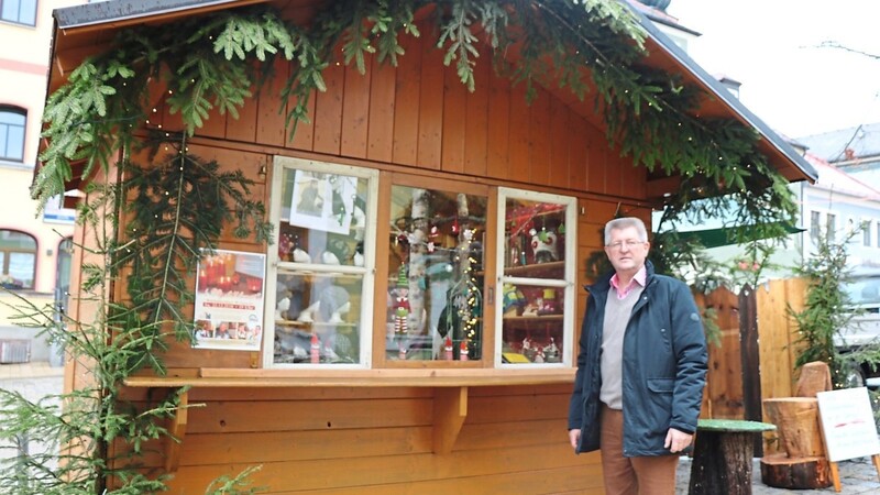 Organisator Hans Ruhland am Stand von Petras Handarbeitsstüberl, der genau wie Heins Waldhäusl im ganzen Advent beziehungsweise bis Ende Dezember auf dem Marktplatz steht.