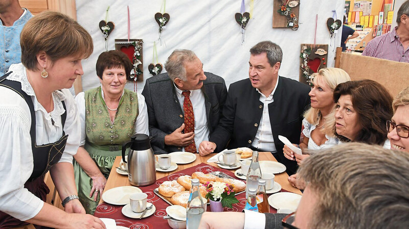 2018 war Ministerpräsident Dr. Markus Söder zu Gast bei den Landfrauen. Traditionell gab es Kaffee und frisch gebackene Kiachl.