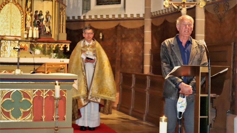 Sepp Graßl bedankt sich bei Pfarrer Johann Wutz und den Kirchenbesuchern für das Mitfeiern der Andacht.
