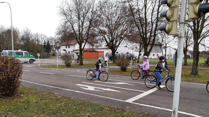 Trotz kalter Temperaturen schlugen sich die Schüler der vierten Klassen tapfer und schlossen ihre Fahrradprüfung erfolgreich ab.