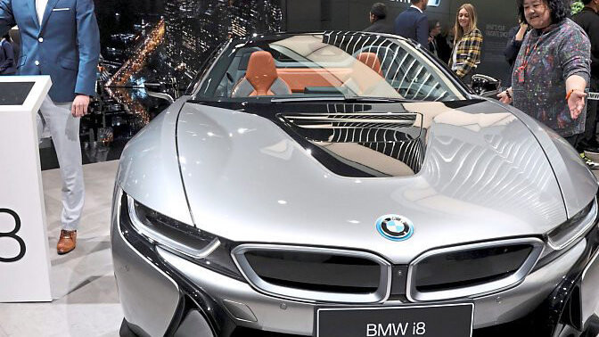 Der Autobauer zeigt auf der Messe "Auto Shanghai" den Hybrid-Sportwagen BMW i8.