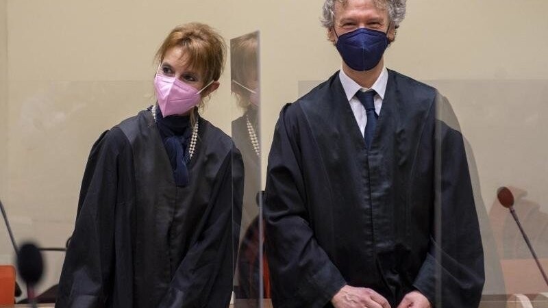 Die Rechtsanwälte Alexandra Gutmeyr und Jens Palupski stehen zum Prozessauftakt im Gerichtssaal.
