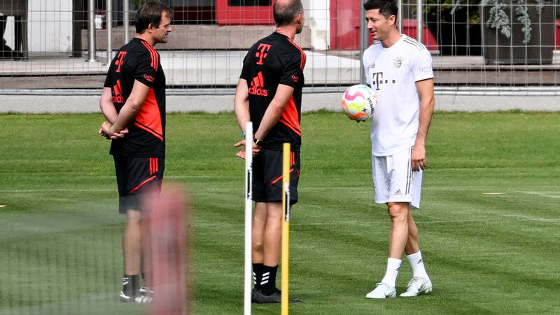 Weltfußballer Robert Lewandowski hat das Training beim FC Bayern aufgenommen.