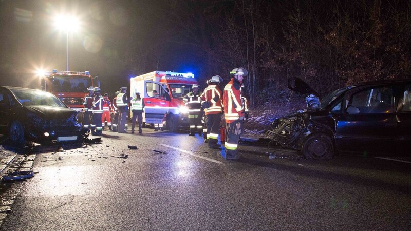 Bei diesem Unfall am Mittwochabend auf der B388 zwischen Vilsbiburg und Velden wurden zwei Menschen schwer verletzt. Der entstandene Sachschaden liegt im fünfstelligen Bereich.