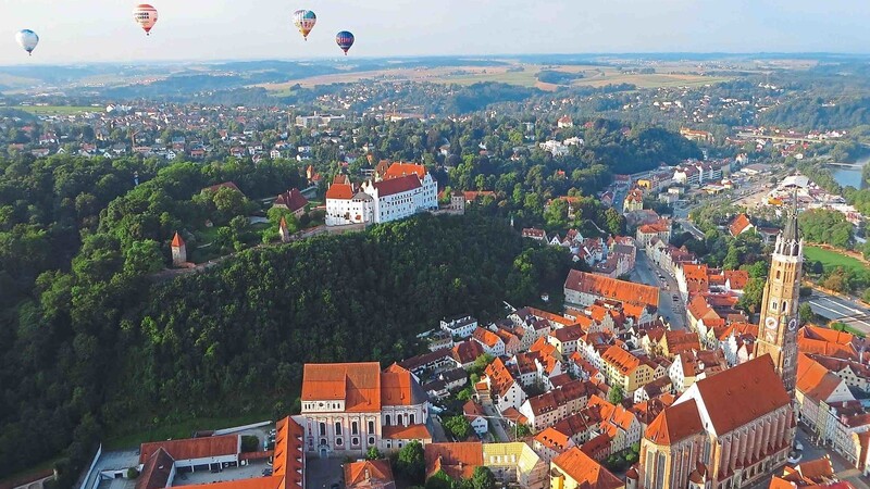 Kein allzu häufiges Bild in diesen Wochen: Ballone über Landshut.