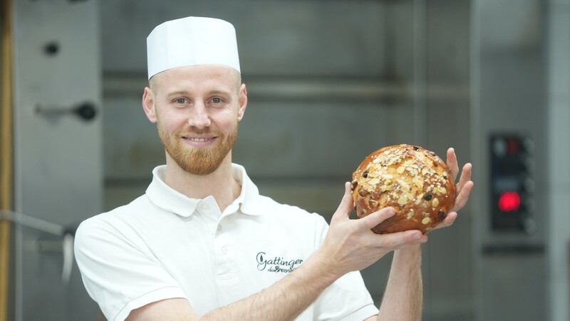 Bäckereichef Sebastian Gattinger in der Backstube. Gemeinsam mit seinem Cousin betreibt er das Traditionsgeschäft.