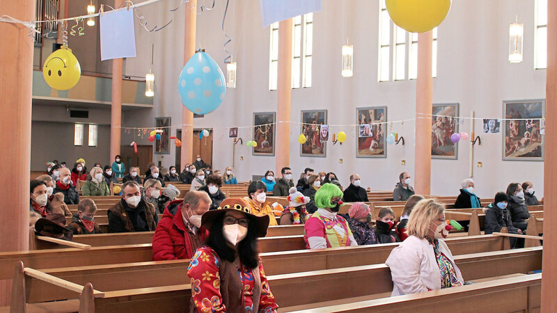 Mit Luftballons und Luftschlangen war die Stadtpfarrkirche in Mainburg am Samstag dekoriert.
