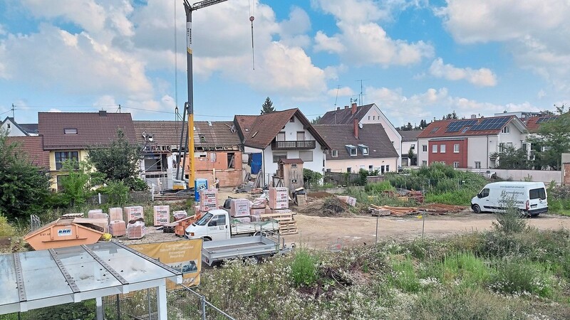 Auf dem freien Gelände zwischen Bahnhofsstraße und Christoph-Scheffler-Straße in Mainburg haben jetzt die vorbereitenden Arbeiten begonnen. Derzeit wird das ehemalige Greiner-Anwesen als künftige Anfahrt zur Tiefgarage entsprechend umgebaut.