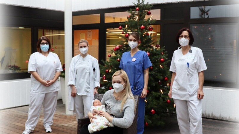 Laura Szot ist das erste Weihnachtsbaby am Krankenhaus Landshut-Achdorf im Jahr 2020. Es gratulierten herzlich: Oberärztin Dr. Andrea Heidermann-Spiekers, Hebamme Carola Eder-Bruckmeyer, Assistenzärztin Dr. Christina Lieb sowie Gesundheits- und Krankenpflegerin Karola Wimmer (v.r.n.l.).