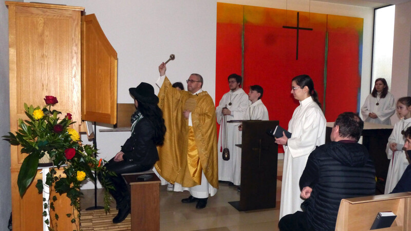 Pfarrer Johannes Plank segnet die neue Truhenorgel in der Elisabethkapelle.