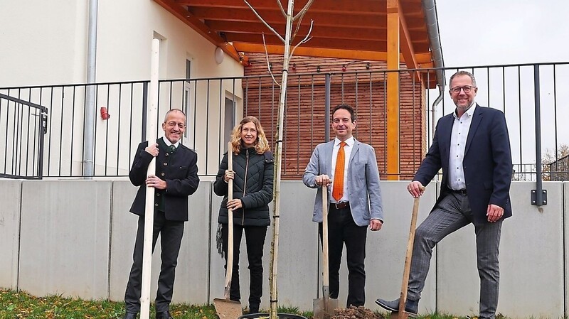 Auch ein Baum wurde gepflanzt: Bürgermeister Dobmeier, Kolping-Vorstände Dollmann und Amann, Kirchenpfleger Lohmeier