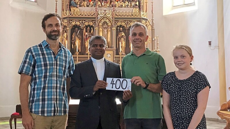 Pater Sijo erhielt eine Spende in Höhe von 400 Euro, die Manfred und Reinhard Zormeier im Namen der Vorstandschaft der Kolpingfamilie übergaben.
