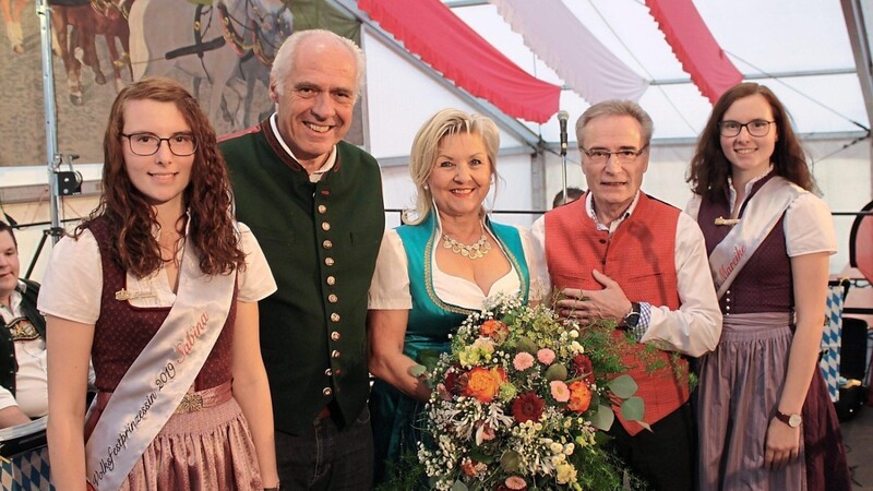 Schöne Geste: Festwirt Wolfgang Rasel bedankte sich bei Franz Reichold, der über zwei Jahrzehnte das Volksfest als Bürgermeister begleitet hat. Blumen gab es für Gattin Roswitha.