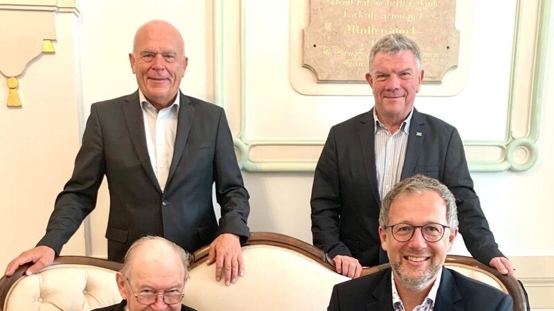 Josef Singer (sitzend links) mit den Gratulanten aus der Politik, Bürgermeister Christian Dobmeier (sitzend rechts), Bürgermeister a.D. Karl Wellenhofer und Marktgemeinderat Axel Schieder (stehend, von links)