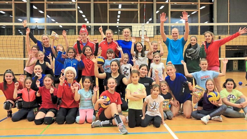Viel Spaß hatten die jüngsten Volleyballerinnen des TVD beim Weihnachtsturnier mit den Bundesliga-Damen.