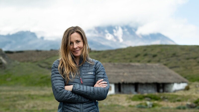 Andrea Wulf vor der Alexander-von-Humboldt-Hütte im Naturschutzgebiet und Nationalpark Antisana in Ecuador.