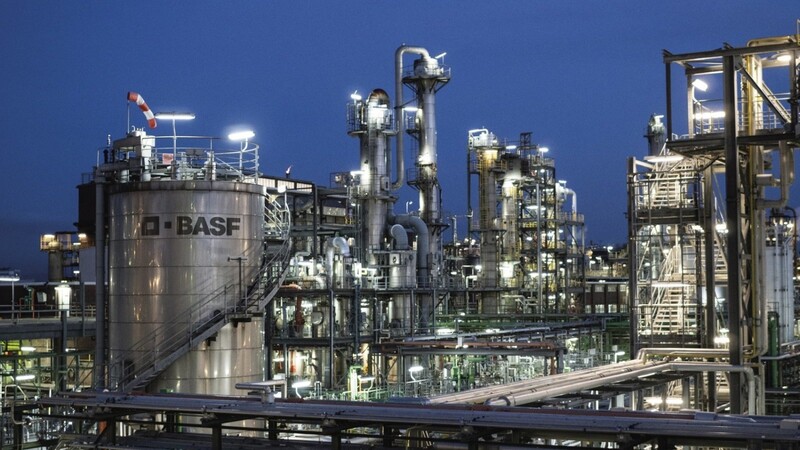An der Aktie der BASF kann man die extreme Angst sehr eindrücklich ablesen: das Papier des weltgrößten Chemiekonzerns notiert derzeit mit gut 45 Euro auf Levels, die bereits vor 15 Jahren erreicht waren.
