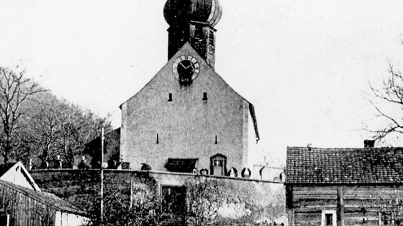 Die Sulzbacher Wehrkirche und der Friedhof auf einem Bild aus dem Jahr 1920. Gut zu erkennen die Schießscharten, die die Kirche zur Wehrkirche machen.