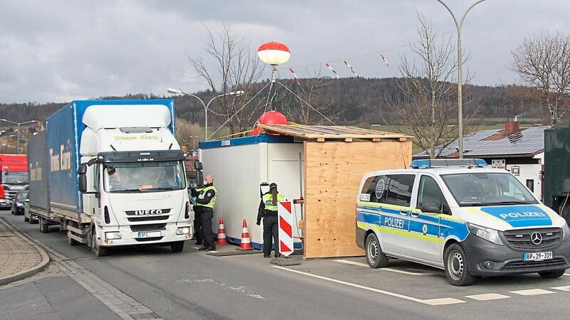 Bei der Kontrolle der Einreisenden am Grenzübergang Schafberg werden die Bundespolizisten von Beamten weiterer Dienststellen unterstützt.