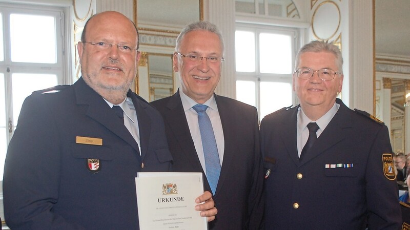Innenminister Joachim Herrmann (Mitte) mit dem bisherigen Polizeipräsidenten Gerold Mahlmeister (r.) und Nachfolger Norbert Zink.