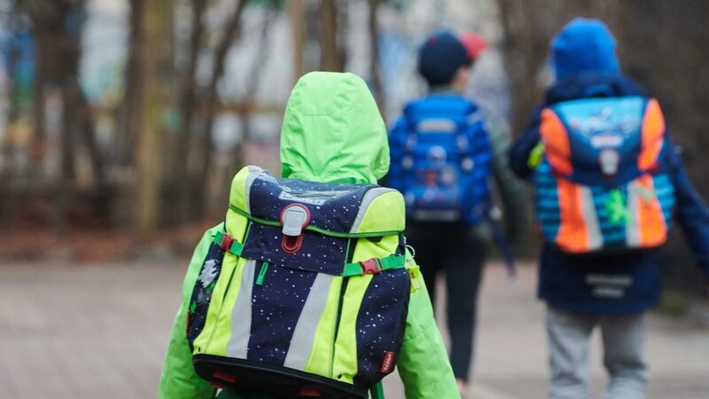Grundschulen in Bayern dürfen von kommenden Montag an voraussichtlich auf breiter Front für alle Klassenstufen öffnen.