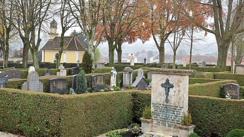 Auf dem Mainburger Friedhof findet am heutigen Allerheiligentag die traditionelle Totengedenkfeier mit Gräbersegnung statt.