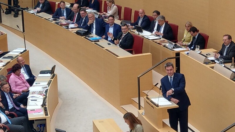 Zum letzten Mal "Landtagsluft": In der Sitzung des Parlaments am Donnerstagvormittag verabschiedet Ministerpräsident Markus Söder unter anderem acht langjährige Abgeordnete aus Ostbayern.