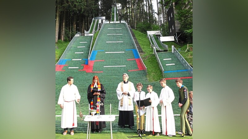 Die Anlage wurde von Pfarrerin Regine Weller, Pfarrer Gregor Bartkowski und jungen Skispringern eingeweiht.