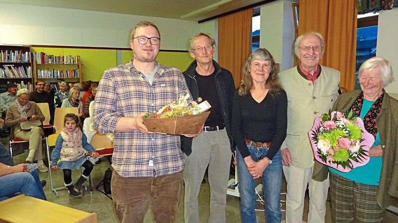 Elke und Erich Weber (Mitte) dankten im Namen der Büchereileitung Dr. Hans Aschenbrenner mit Ehefrau Hilde und Enkel Markus (l.).