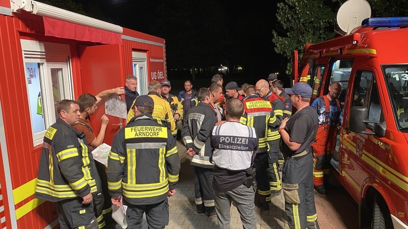Fast die ganze Nacht suchten Feuerwehrleute nach dem vermissten 58-Jährigen. Von der Einsatzleitung wurden die Kräfte in die abzusuchenden Gebiete eingewiesen.  Foto: