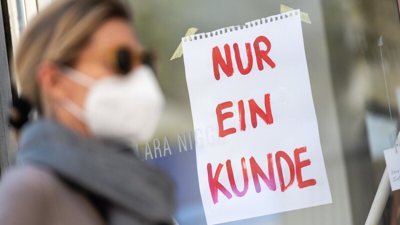 Seit über einem Monat gilt in Bayern die Maskenpflicht. Doch nicht alle tragen den Mund- und Nasenschutz gerne.