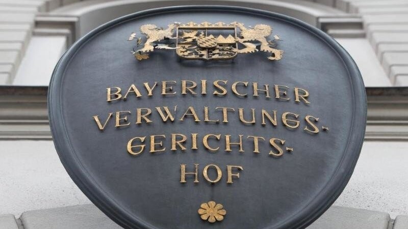 Ein Schild mit der Aufschrift "Bayerischer Verwaltungsgerichtshof" hängt an der Fassade des Gebäudes.